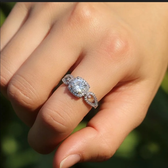 New Women’s 935 Silver Diamond Beautiful Ring - Picture 8 of 8